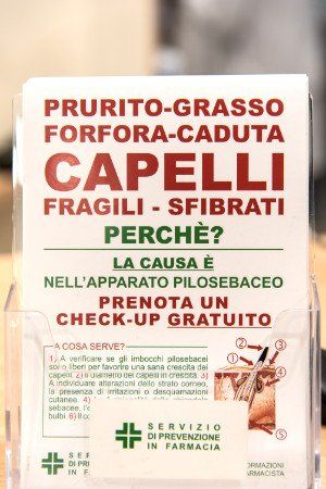 un depliant per Check Up gratuito per capelli fragili