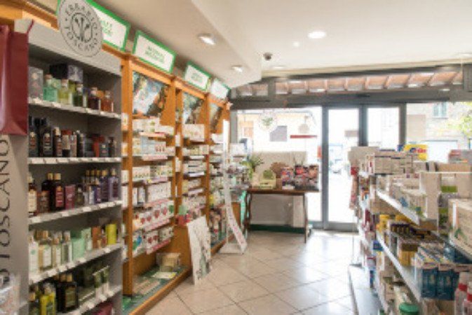 interno di una farmacia con vista degli scaffali con i prodotti
