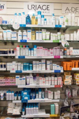 delle mensole con dei prodotti della marca Uriage