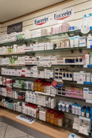 delle mensole con dei prodotti della marca Eucerin e Ducray