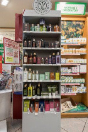 un mobile con dei cosmetici di Erbario Toscano