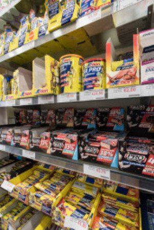 delle mensole con delle barrette in una farmacia