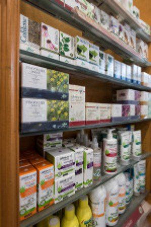 delle mensole con dei prodotti in una farmacia
