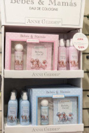 due mensole con dei profumi per bambini della marca Bebés & Mamas’