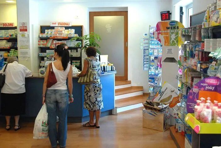 bancone di una farmacia