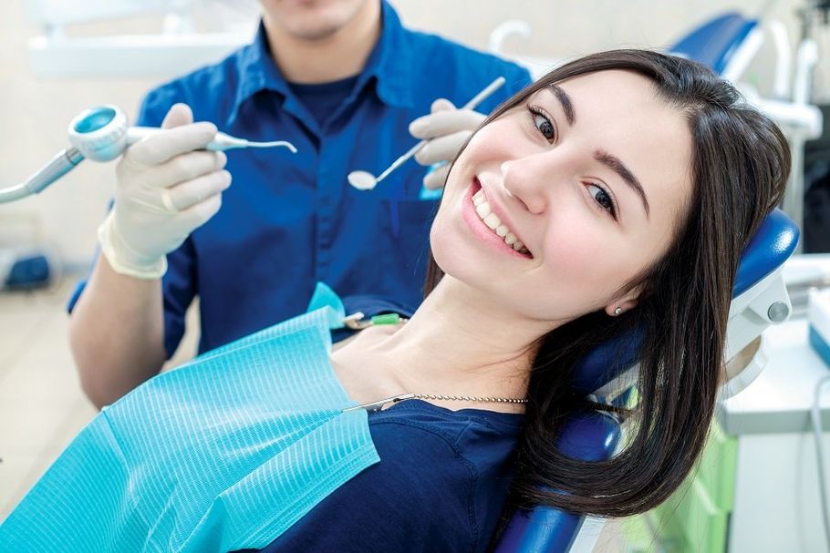 donna prima della sbiancamento dei denti