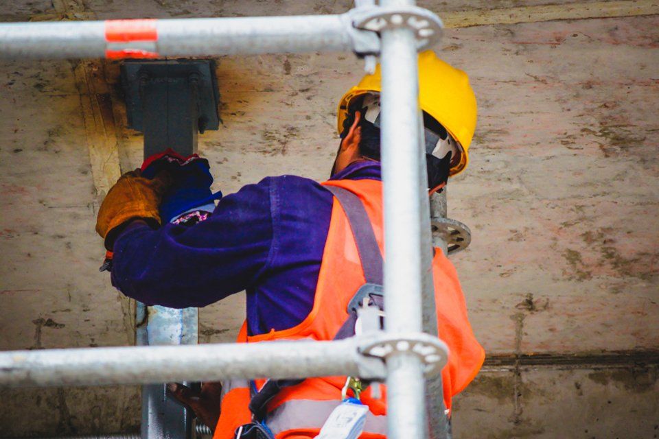 un operaio a lavoro