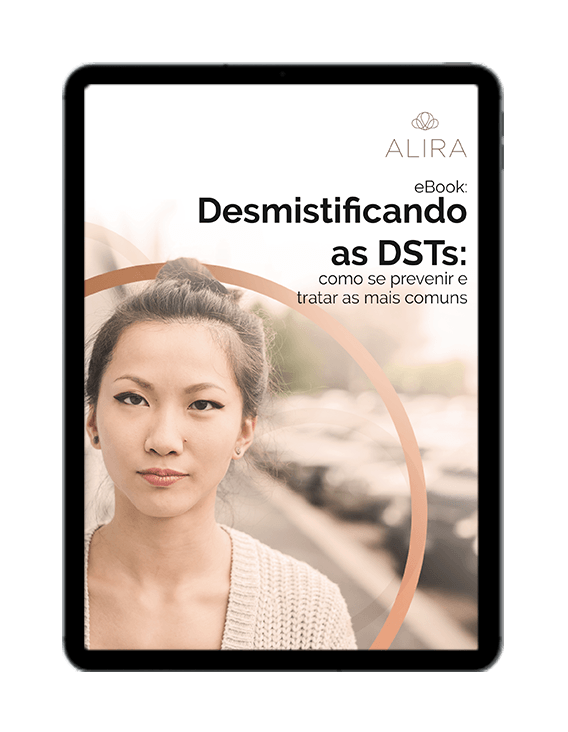 Uma mulher está olhando para a câmera na tela de um tablet.