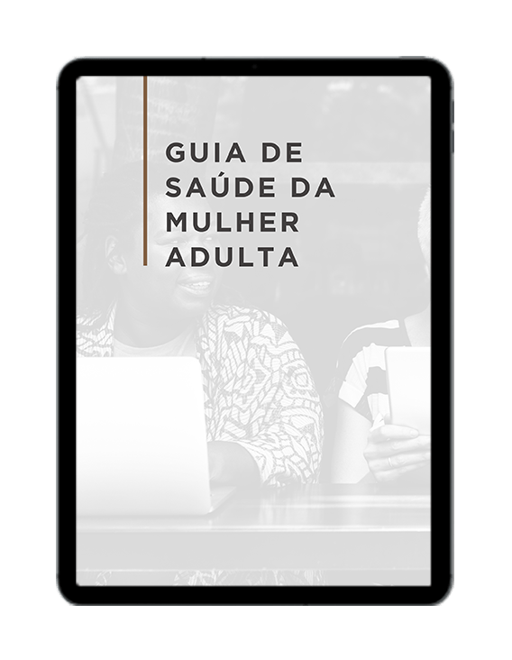 Uma mulher está sentada à mesa usando um laptop.