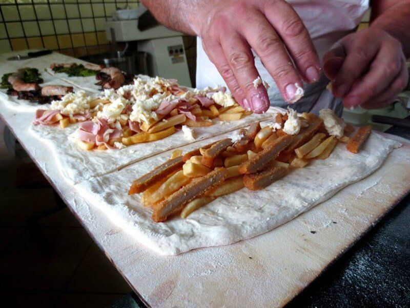 pizze pronte per essere infornate