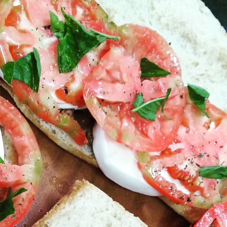 bruschette pomodoro e mozzarella