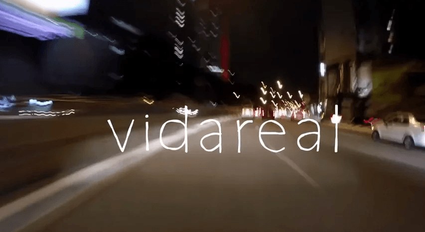 Uma imagem borrada de um carro passando por uma rua à noite.