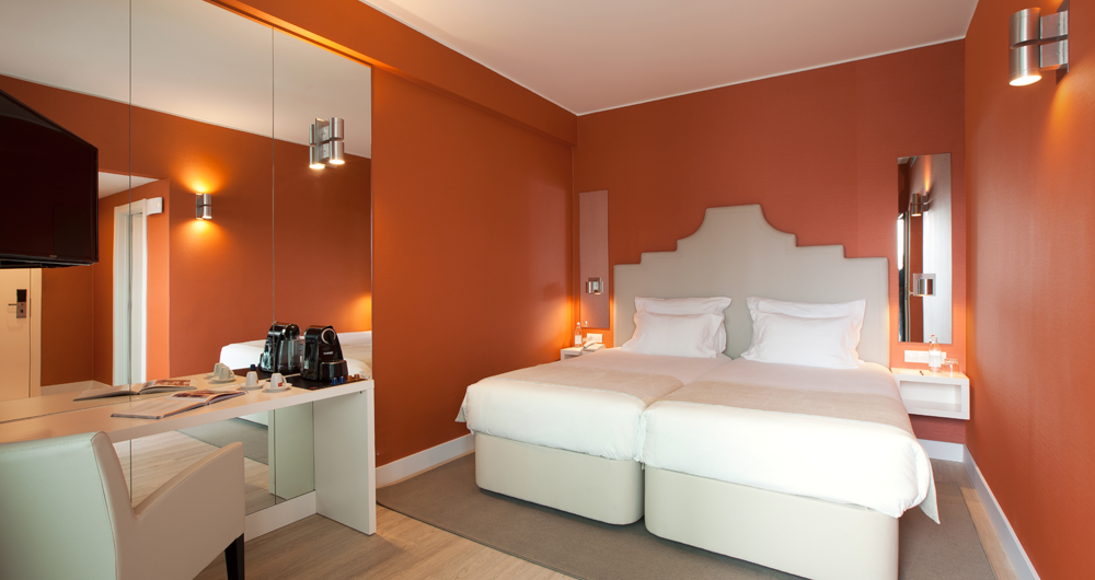 Um quarto de hotel com duas camas e uma televisão