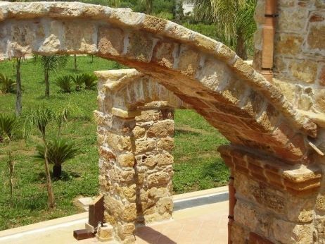 arco in pietra