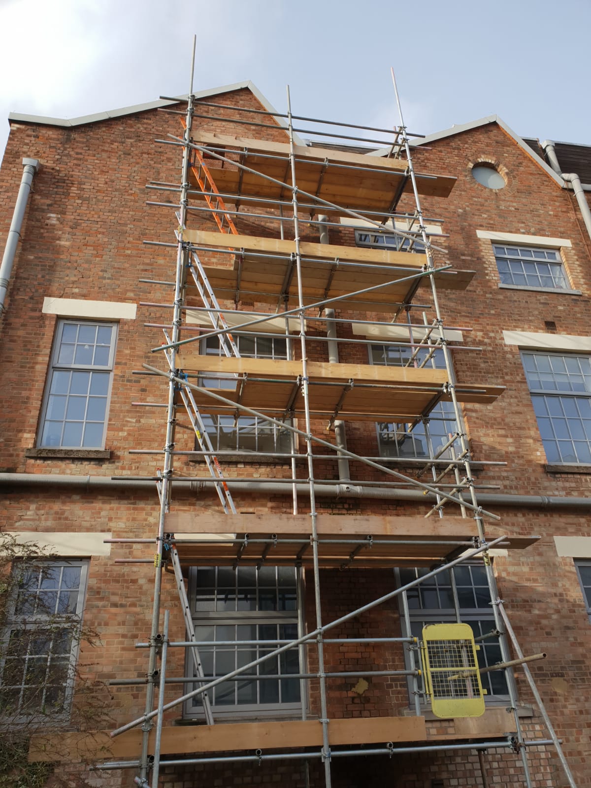 Independent tower to access windows for repair