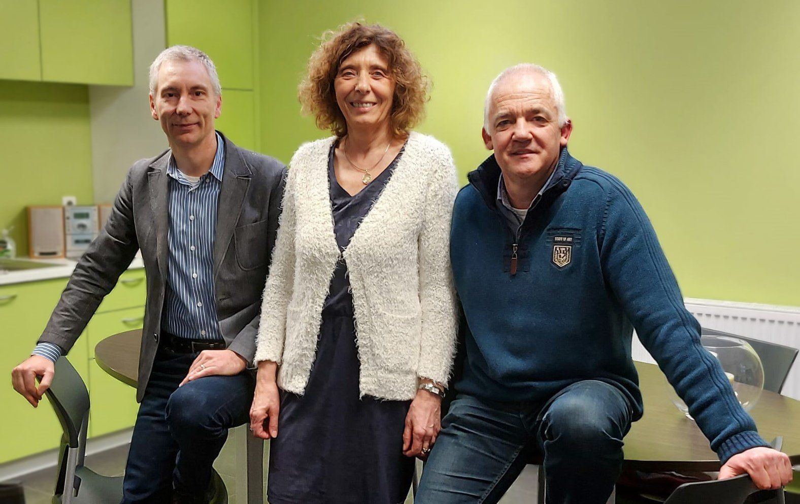 Op de foto poseren Niko Milojevic, An Adriaenssens en Fik Verbiest in het kantoor van Mensen zijn Media en WinDistributie. Op de foto poseren Niko Milojevic, An Adriaenssens en Fik Verbiest in het kantoor van Mensen zijn Media en WinDistributie.