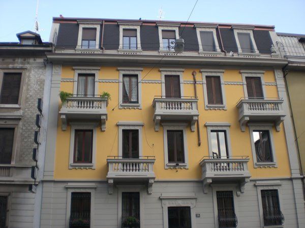 vista esterna di un edificio giallo con balconi