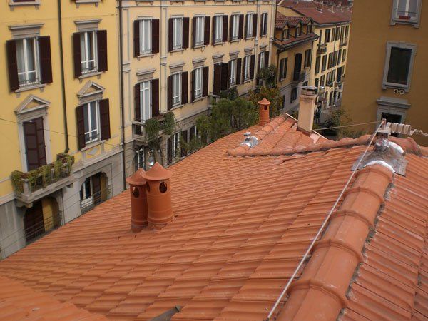 tetto di una casa con canne fumaria