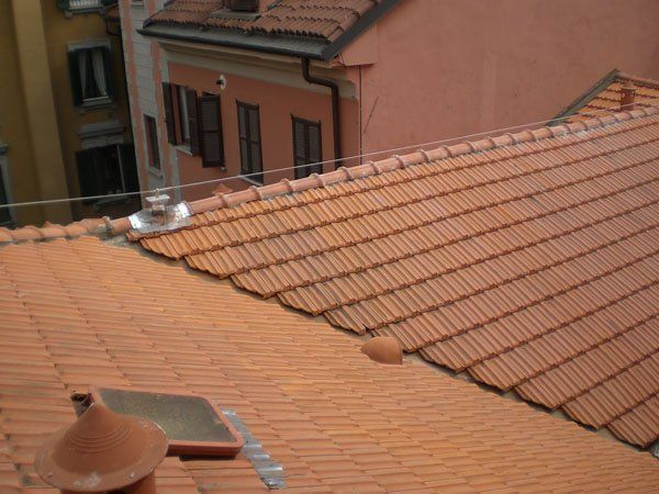 tetto di una casa con lucernario