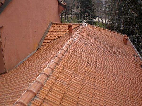 tetto di una casa durante ristrutturazione