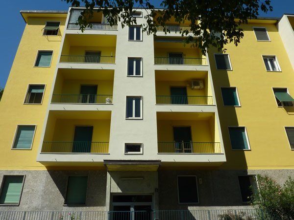 casa gialla con balconi