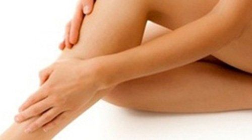 donna che massaggia la propria gamba