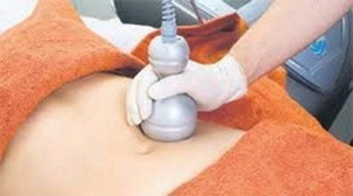 una donna durante la visita dal dermatologo