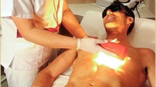 uomo dal dermatologo