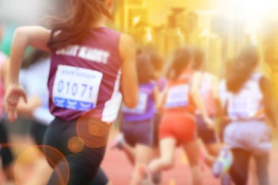donna che corre in una manifestazione sportiva
