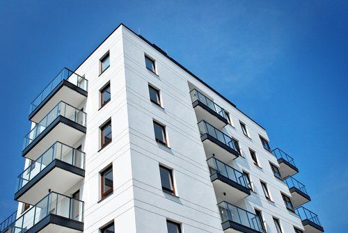 edificio bianco con finestre e balconi