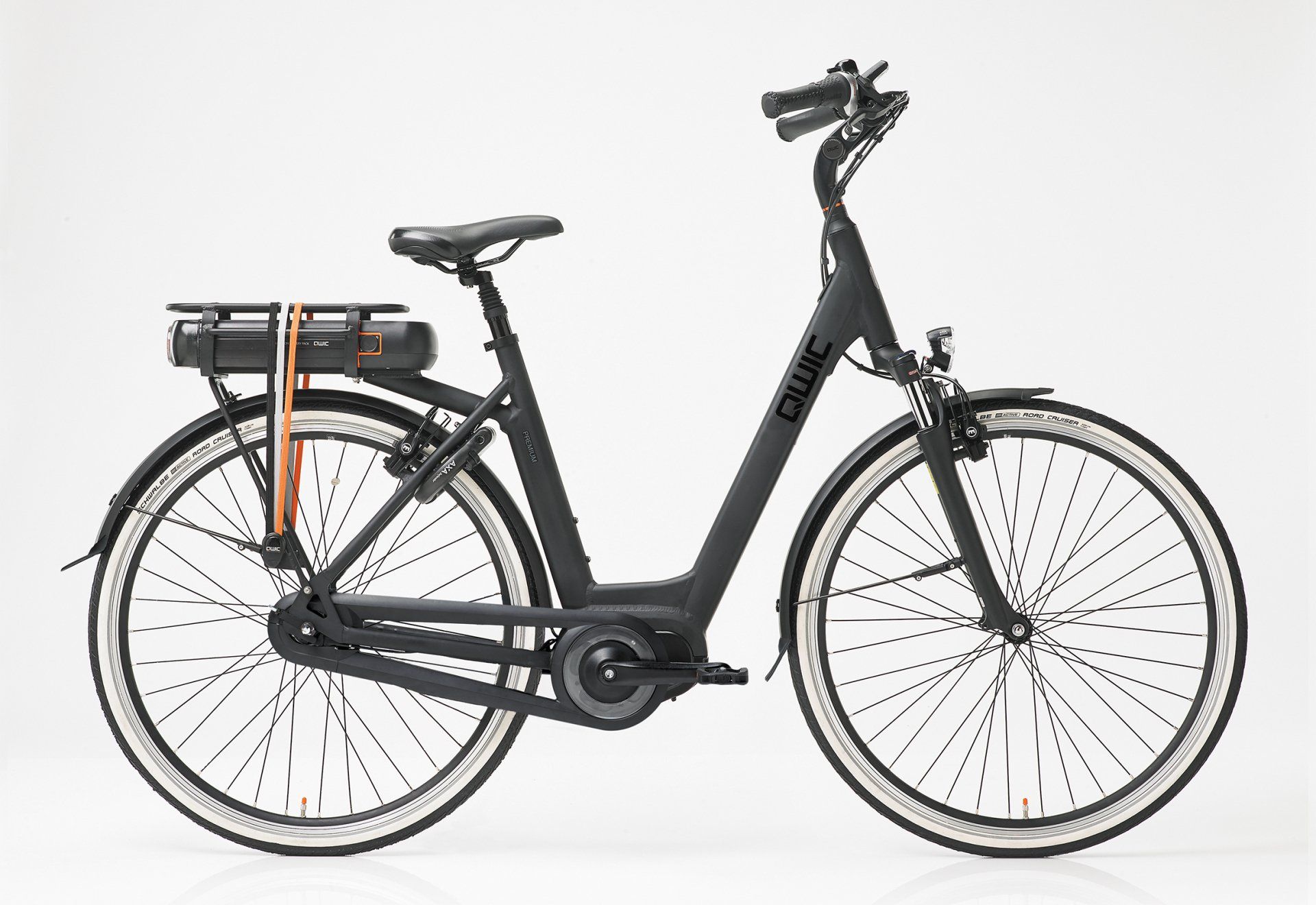 Zwarte elektrische fiets met crèmekleurige banden, een accu op de bagagedrager en een koplamp.