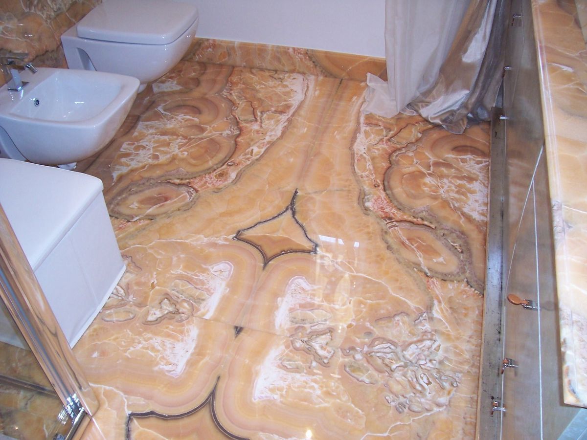 Bagno con pregiato pavimento in granito