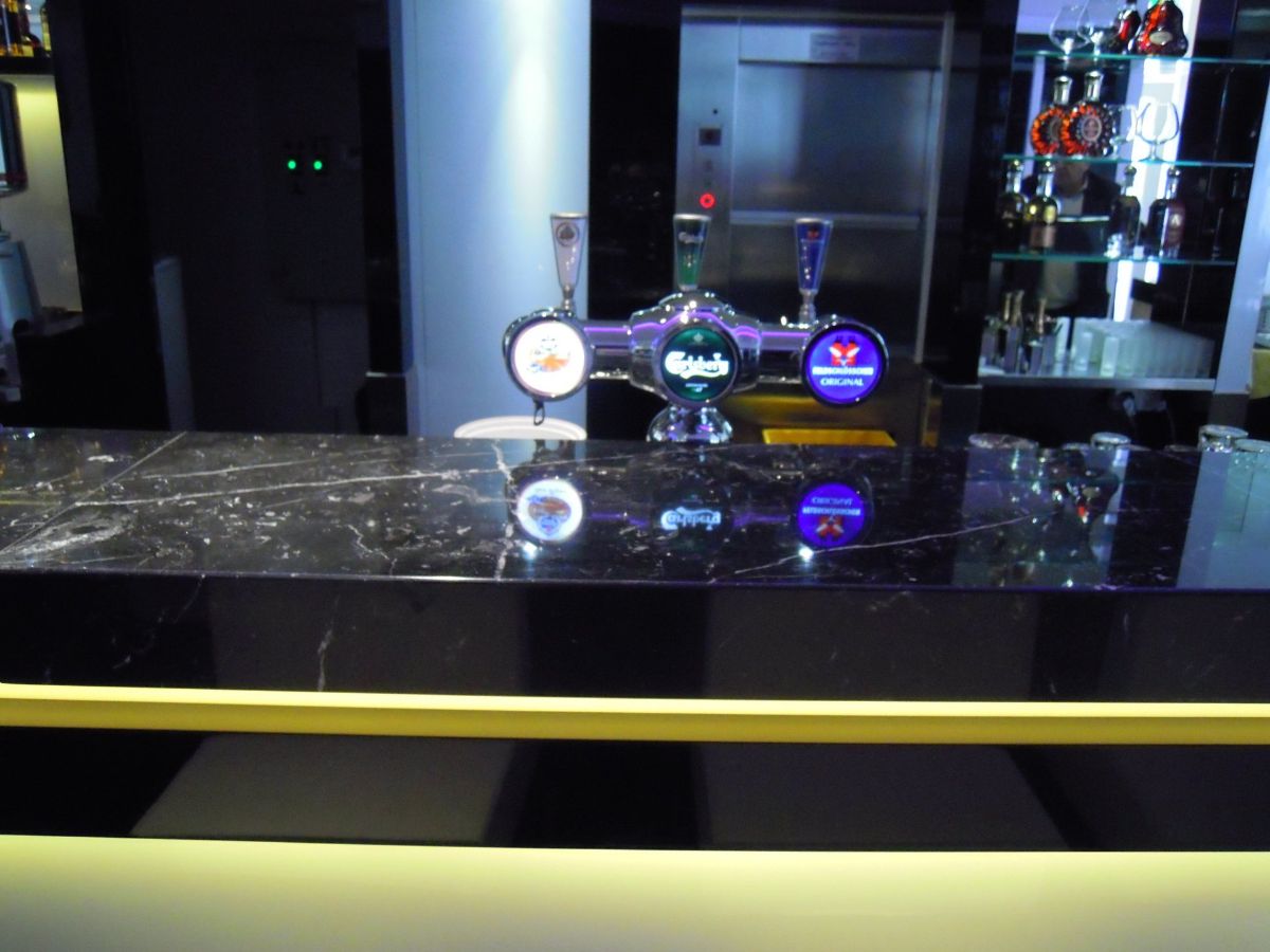 Piano bar in marmo scuro