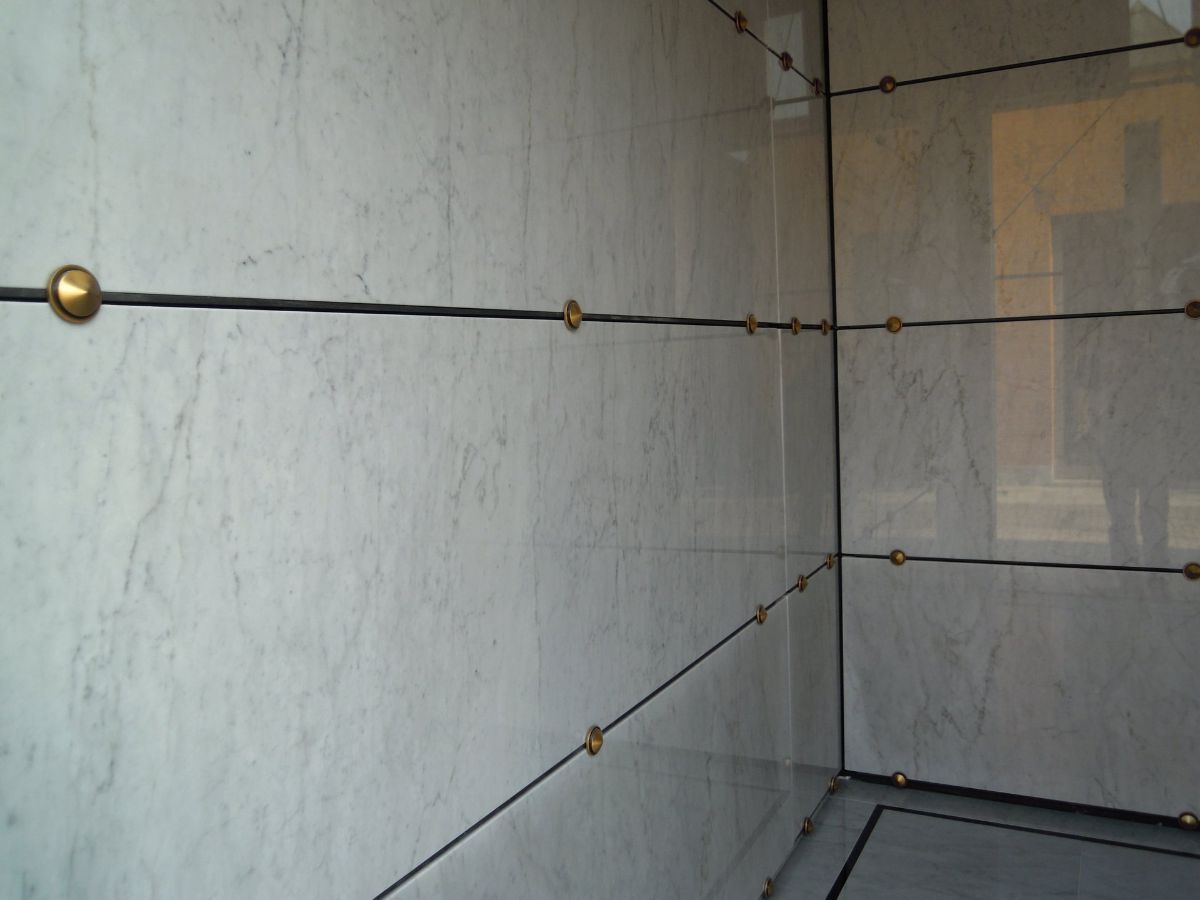 Parete cappella cimiteriale in marmo
