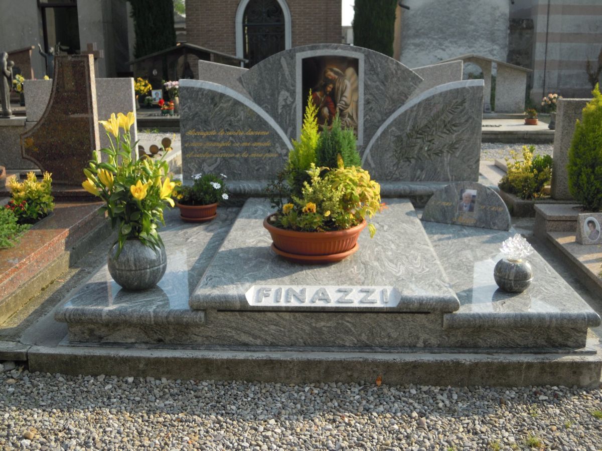 Lapidi e tombe in marmo