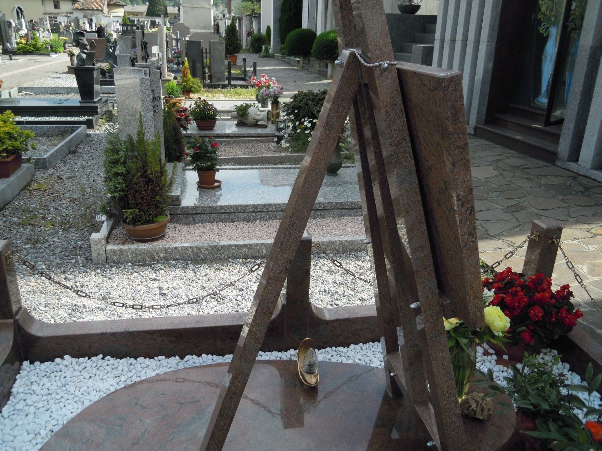 Monumenti funerari in marmo
