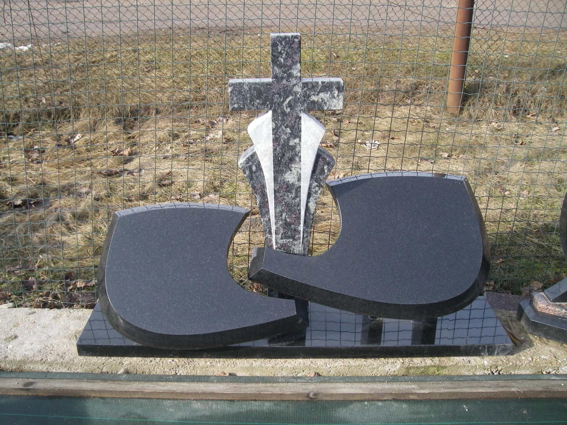 Pomniki trzyczęściowe