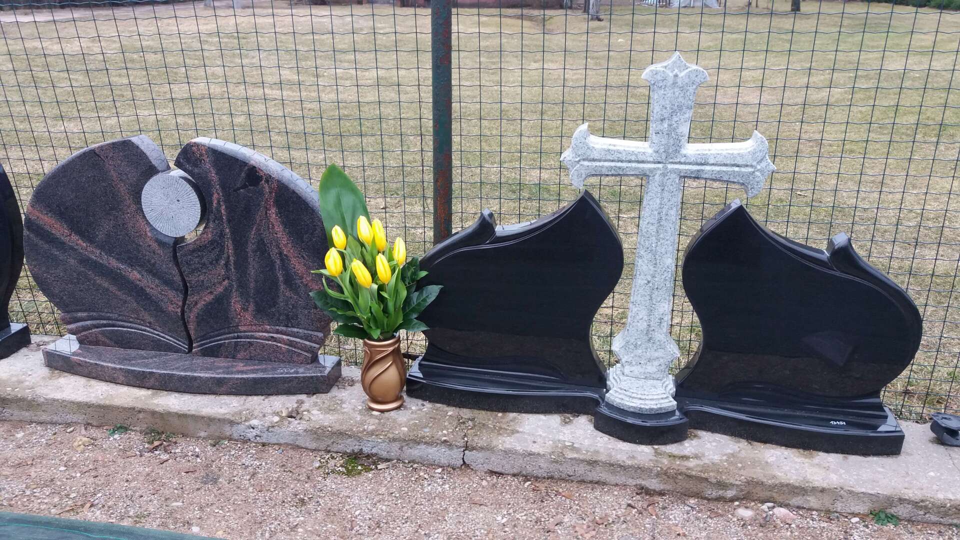 Pomniki trzyczęściowe