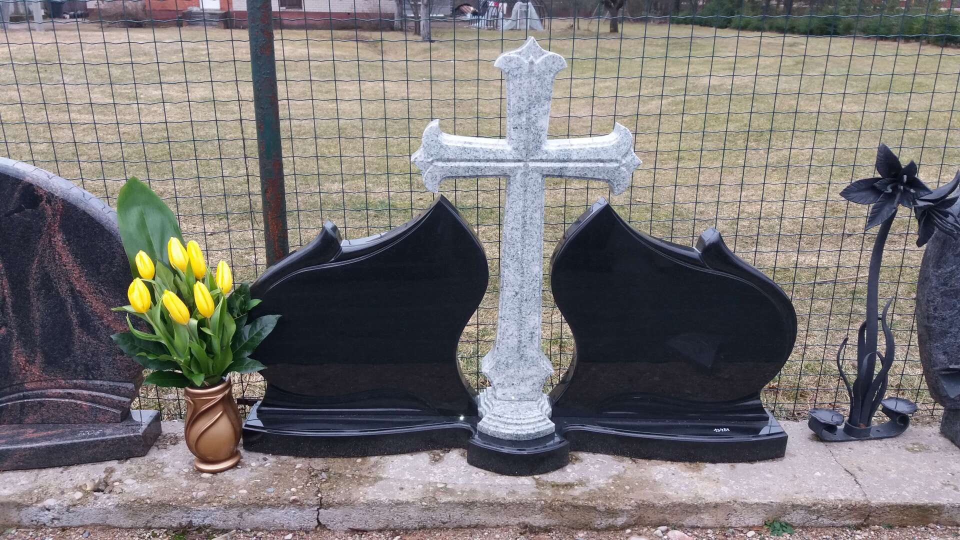 Pomniki trzyczęściowe