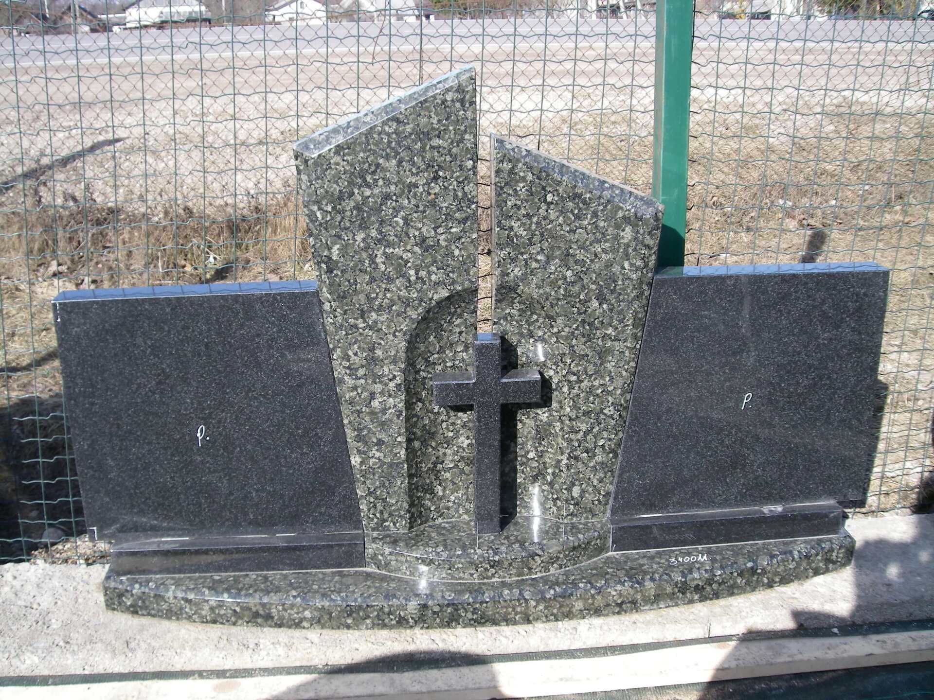 Pomniki trzyczęściowe