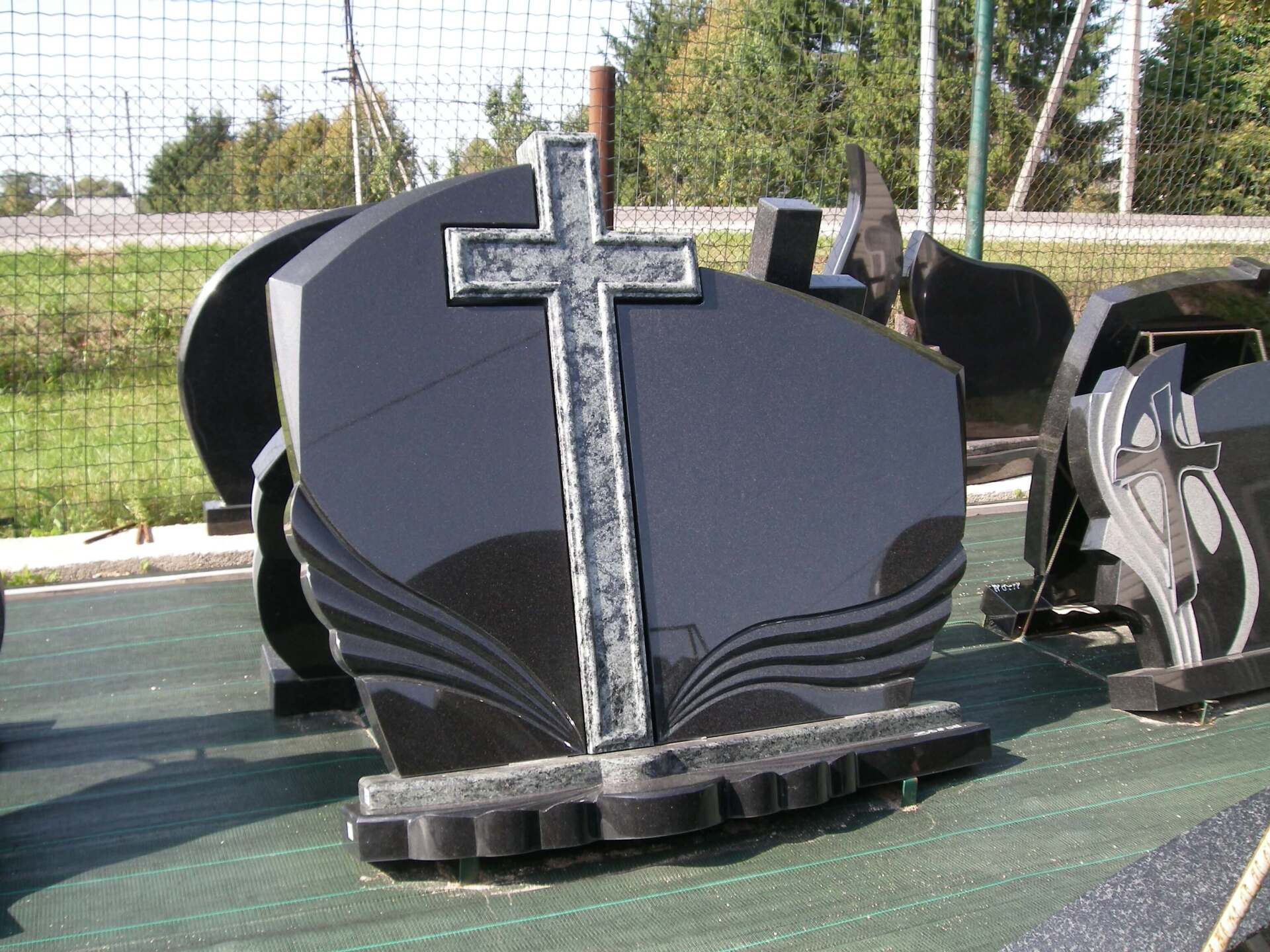 Pomniki trzyczęściowe