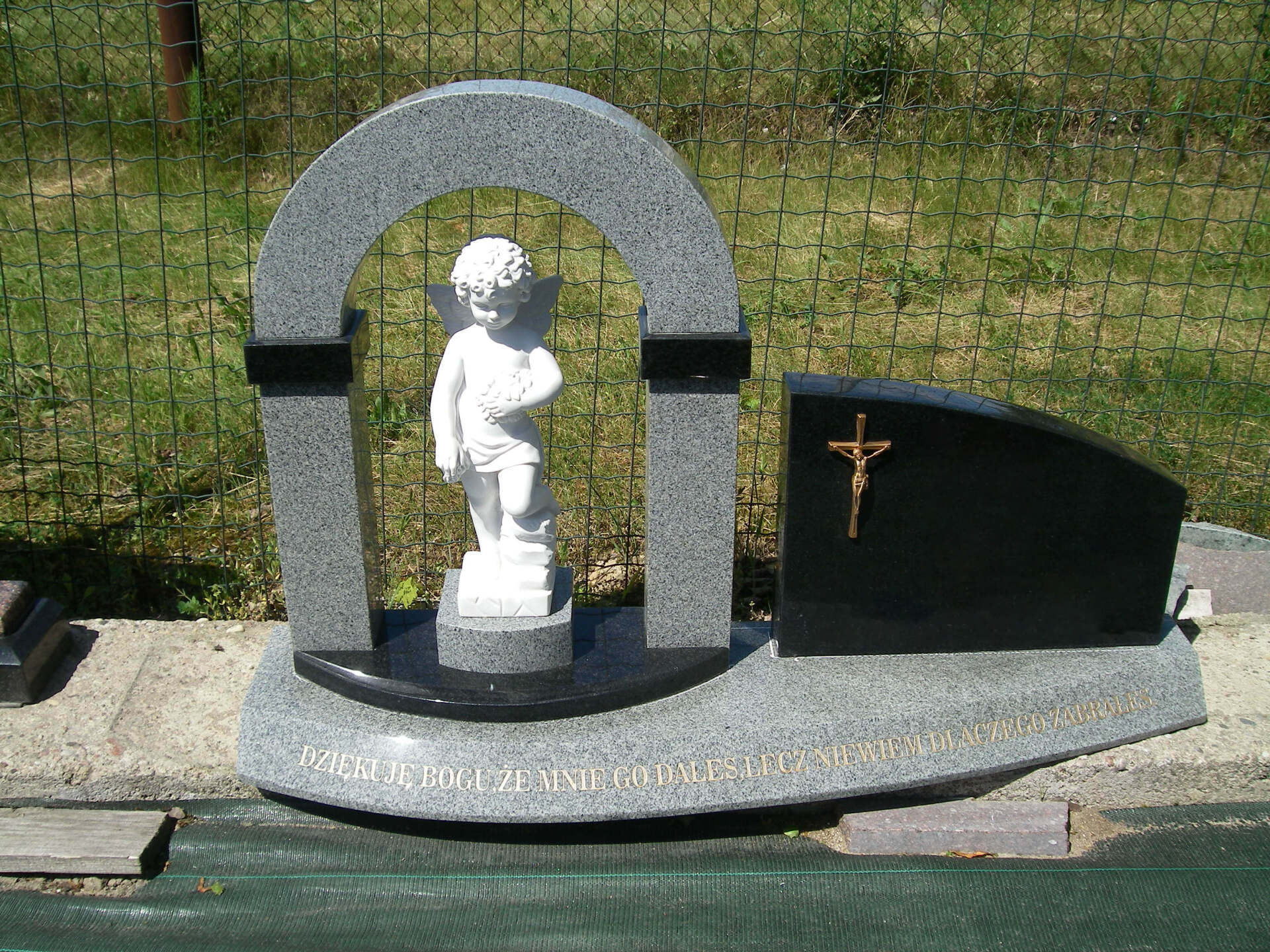 Pomniki trzyczęściowe