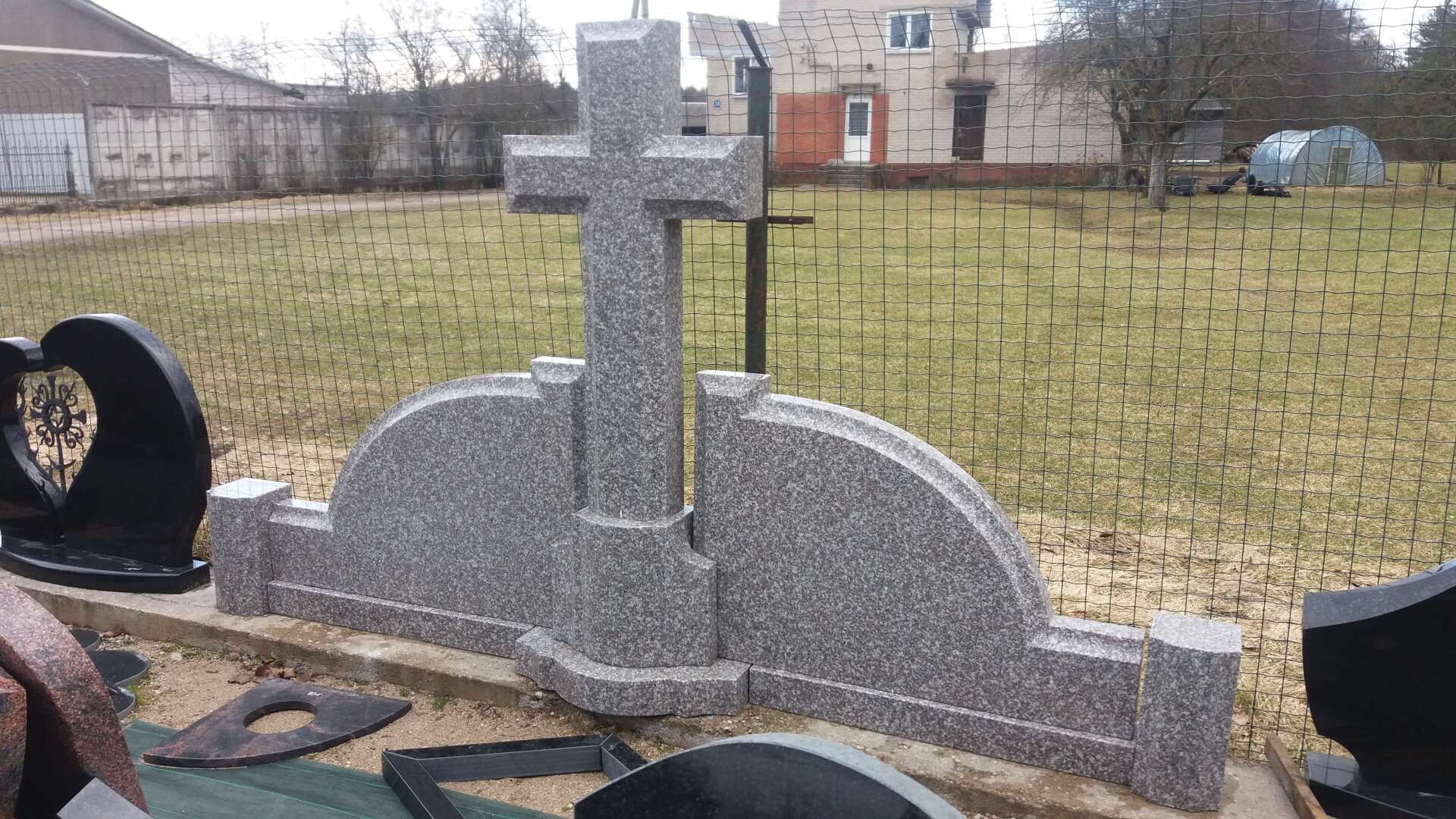 Pomniki trzyczęściowe