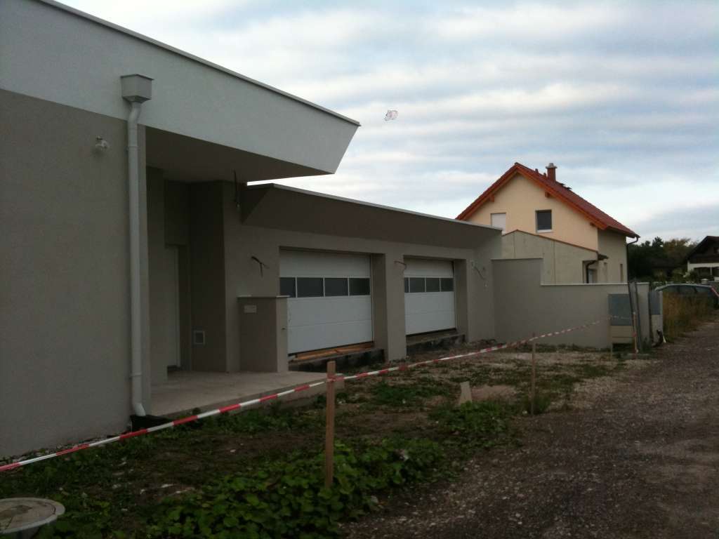 Hauswand mit Garage