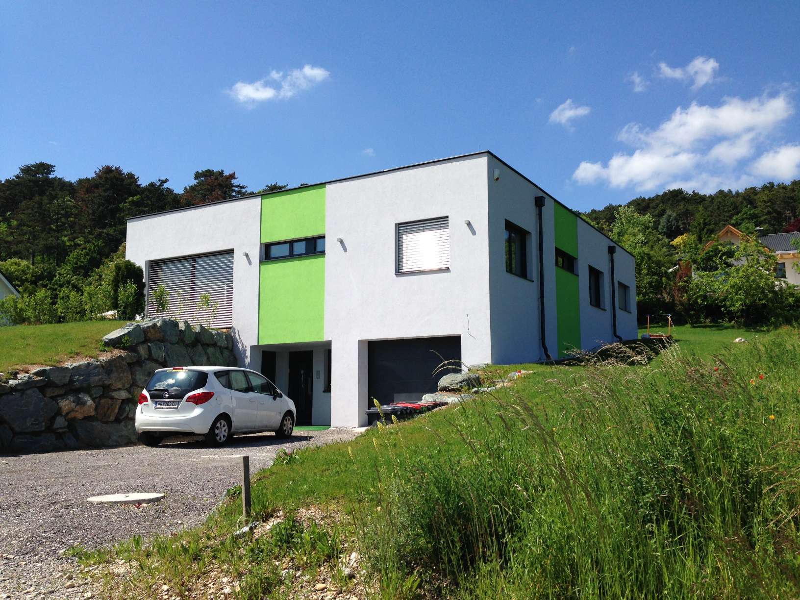 Fassadenanstrich in weiß und grün
