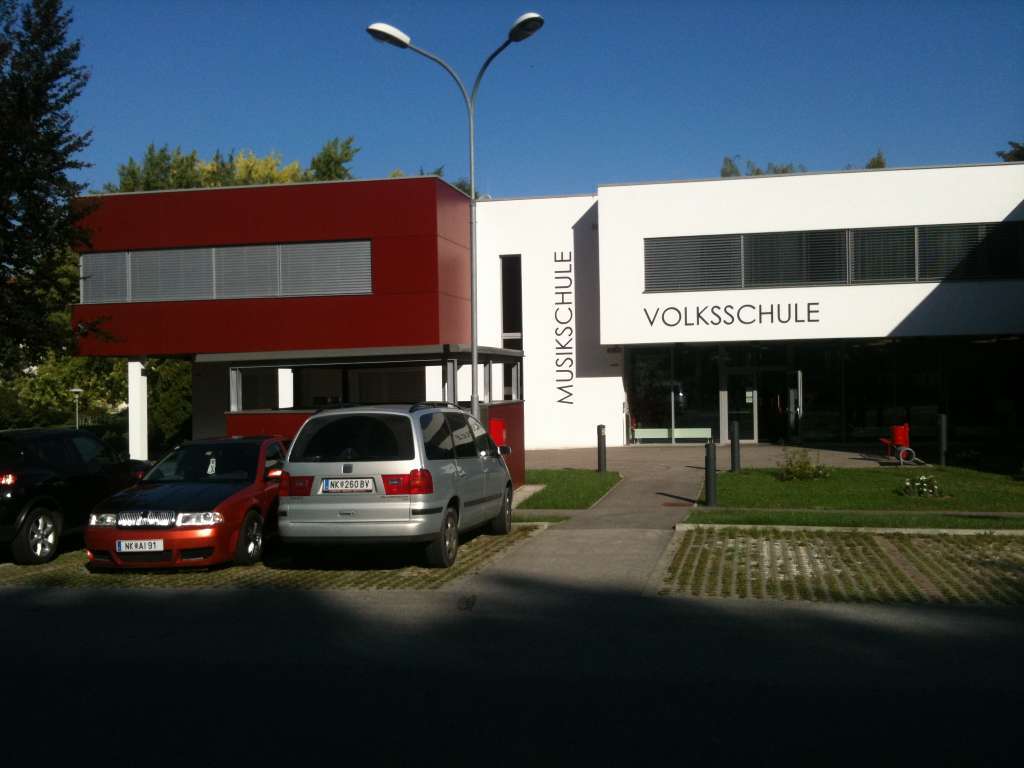 Malerarbeiten auf Vorderseite des Schulgebäudes