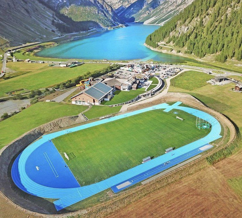 Una vista aerea di una pista con un lago sullo sfondo
