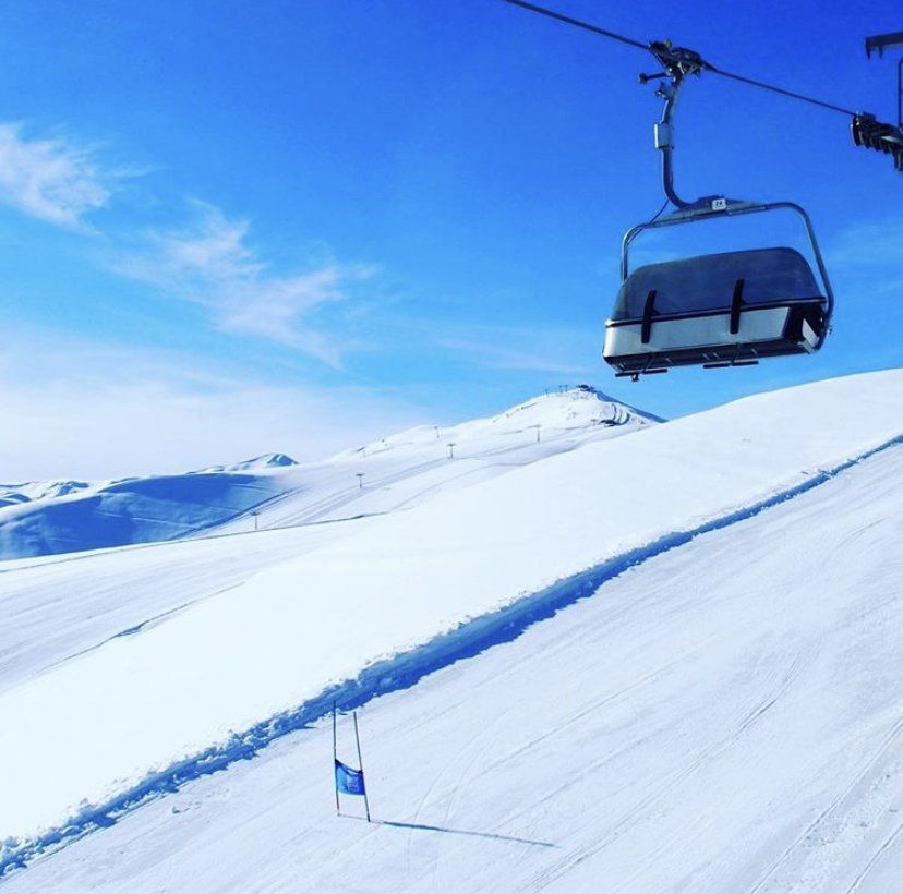 Uno ski lift sale su una collina innevata