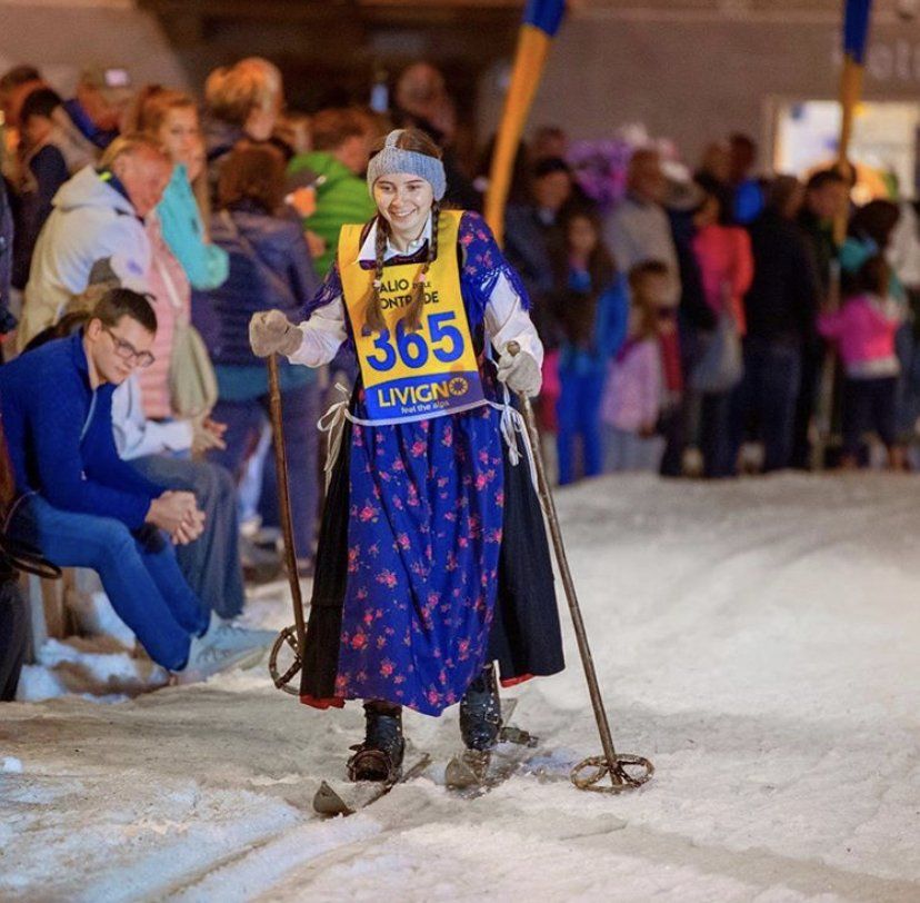 Una donna che indossa un vestito blu e un gilet giallo con il numero 365 sopra