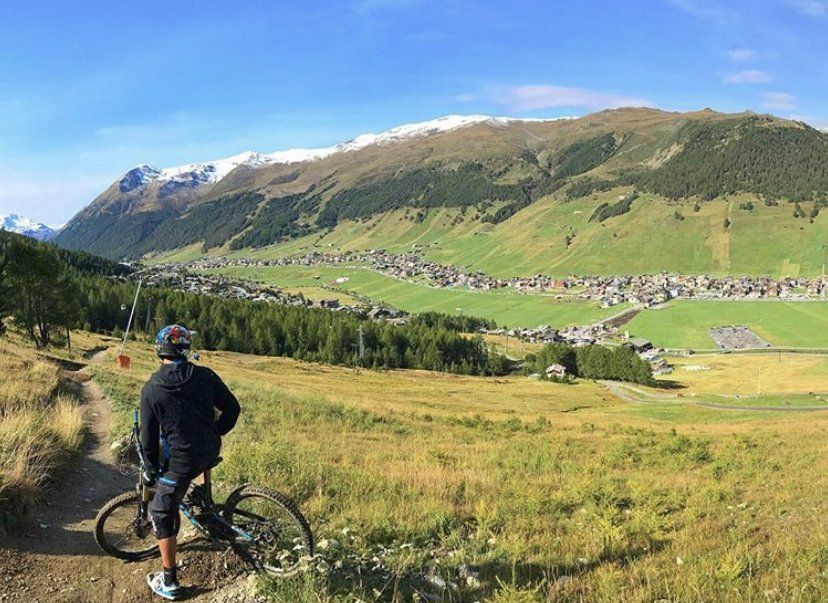 Un uomo sta andando in bicicletta su un sentiero in montagna.